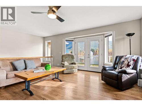 909 Edward Street, Revelstoke, BC - Indoor Photo Showing Living Room