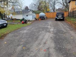 Parking for 8 cars in this double driveway - 