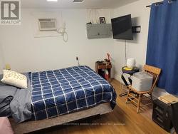 Main level bedroom - 