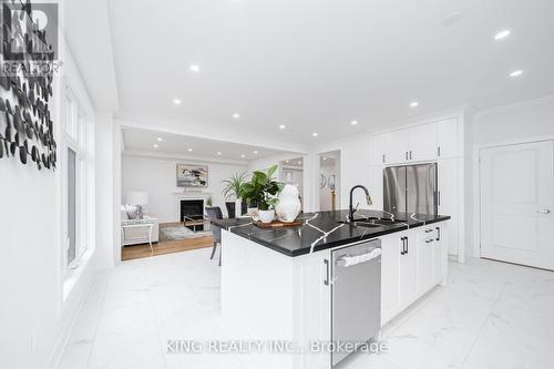 79 Big Canoe Drive, Georgina, ON - Indoor Photo Showing Kitchen With Upgraded Kitchen