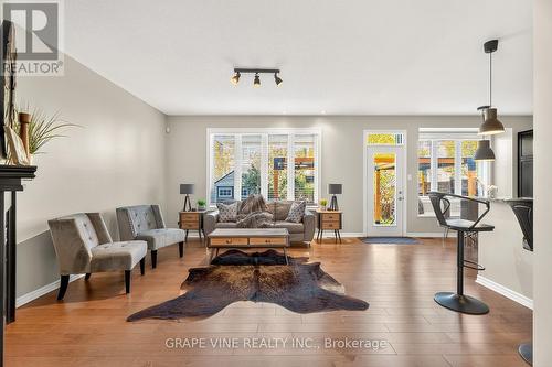 232 Burnaby Drive, Ottawa, ON - Indoor Photo Showing Living Room