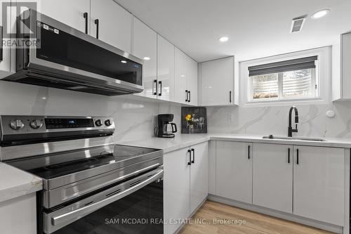 2284 Glastonbury Road, Burlington, ON - Indoor Photo Showing Kitchen