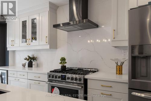 2284 Glastonbury Road, Burlington, ON - Indoor Photo Showing Kitchen With Upgraded Kitchen