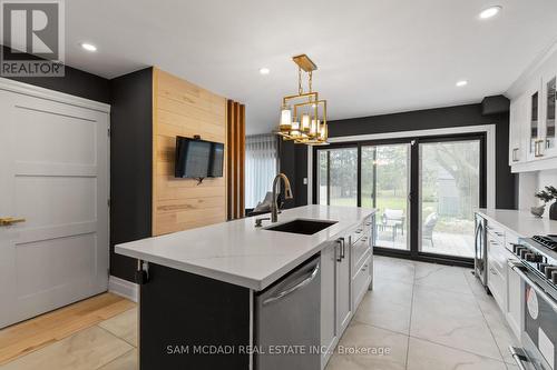 2284 Glastonbury Road, Burlington, ON - Indoor Photo Showing Kitchen With Upgraded Kitchen