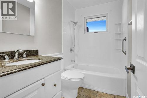 186 Coldwell Road, Regina, SK - Indoor Photo Showing Bathroom
