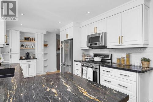 47 Larry Street, Caledon, ON - Indoor Photo Showing Kitchen With Upgraded Kitchen