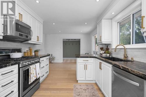 47 Larry Street, Caledon, ON - Indoor Photo Showing Kitchen With Upgraded Kitchen