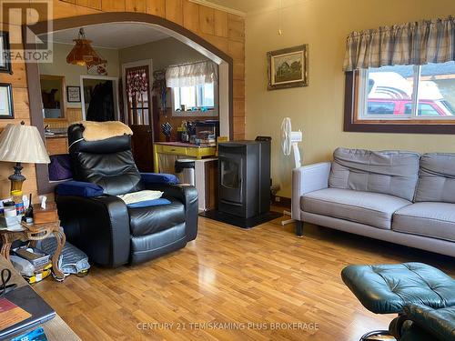 2 King Street, Timiskaming (Tim - Outside - Rural), ON - Indoor Photo Showing Living Room