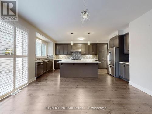 140 Magnolia Crescent, Oakville, ON - Indoor Photo Showing Kitchen With Upgraded Kitchen