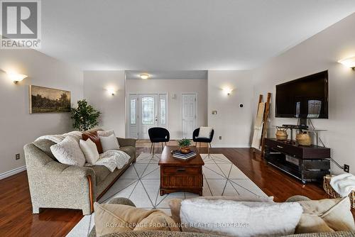116 Schenk Street, Greater Napanee, ON - Indoor Photo Showing Living Room