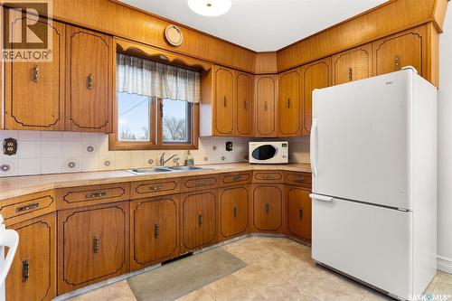 1020 9Th Avenue E, Regina, SK - Indoor Photo Showing Kitchen With Double Sink