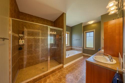 4453 Cedar Bay, Fairmont Hot Springs, BC - Indoor Photo Showing Bathroom