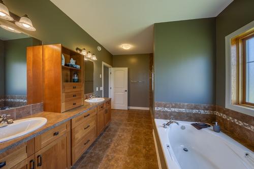 4453 Cedar Bay, Fairmont Hot Springs, BC - Indoor Photo Showing Bathroom