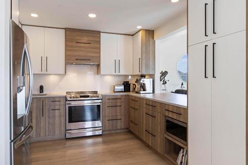 2266 Omineca Place, Kelowna, BC - Indoor Photo Showing Kitchen With Stainless Steel Kitchen With Upgraded Kitchen