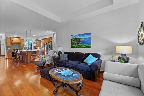 5323 Ptarmigan Street, Kelowna, BC - Indoor Photo Showing Living Room