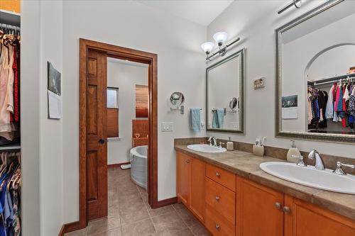 5323 Ptarmigan Street, Kelowna, BC - Indoor Photo Showing Bathroom