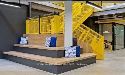 700-2115 South Service Road W, Oakville, ON 