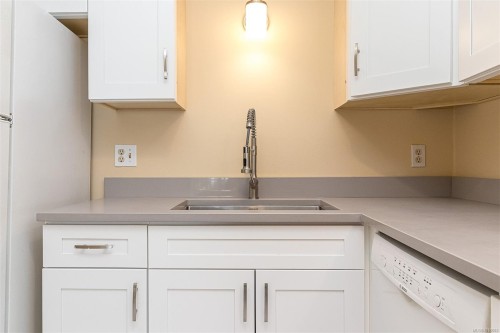 304-4728 Uplands Dr, Nanaimo, BC - Indoor Photo Showing Kitchen