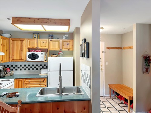 106-1320 Henry Rd, Courtenay, BC - Indoor Photo Showing Kitchen With Double Sink