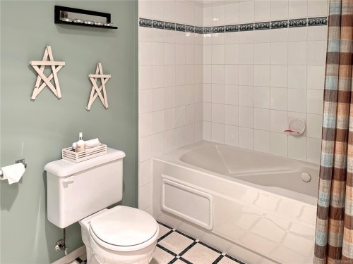 106-1320 Henry Rd, Courtenay, BC - Indoor Photo Showing Bathroom