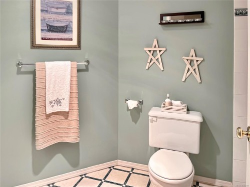 106-1320 Henry Rd, Courtenay, BC - Indoor Photo Showing Bathroom