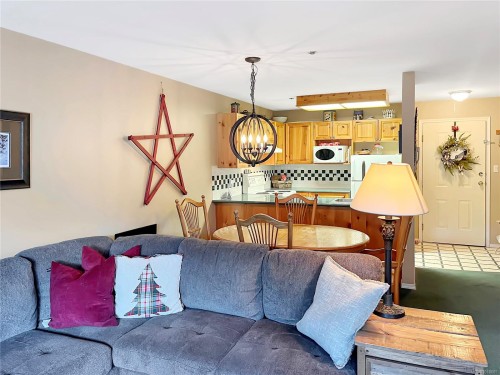 106-1320 Henry Rd, Courtenay, BC - Indoor Photo Showing Living Room