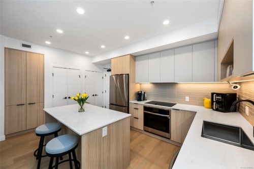 411-3564A Ryder Hesjedal Way, Colwood, BC - Indoor Photo Showing Kitchen With Upgraded Kitchen