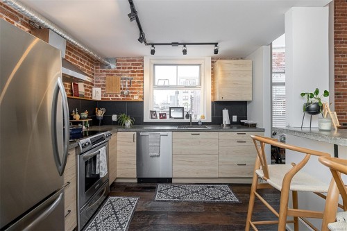 302-1407 Government St, Victoria, BC - Indoor Photo Showing Kitchen