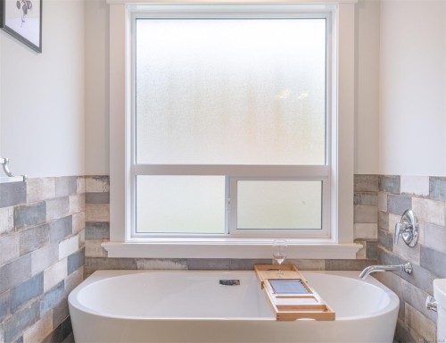 1700 Warn Way, Qualicum Beach, BC 