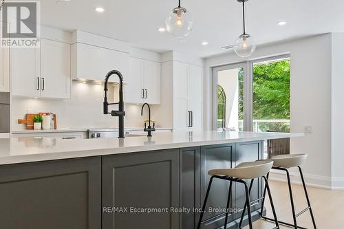 103 - 40 Old Mill Road, Oakville (Qe Queen Elizabeth), ON - Indoor Photo Showing Kitchen With Upgraded Kitchen