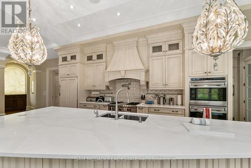 1343 Blythe Road, Mississauga, ON - Indoor Photo Showing Kitchen With Double Sink With Upgraded Kitchen