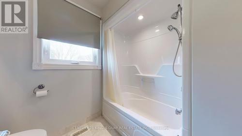 50 Bedford Park Avenue, Richmond Hill, ON - Indoor Photo Showing Bathroom
