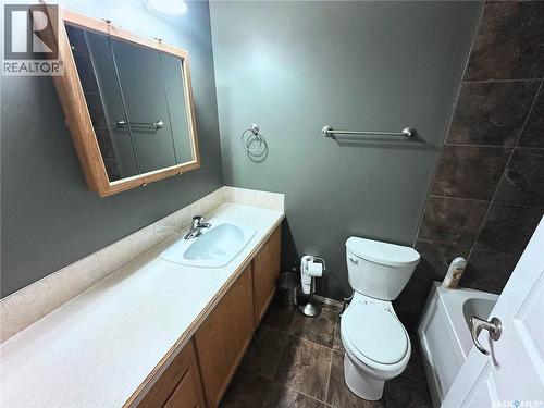 331 4Th Street, Weyburn Rm No. 67, SK - Indoor Photo Showing Bathroom