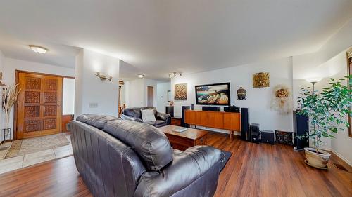6940 Mountainview Drive, Oliver, BC - Indoor Photo Showing Living Room