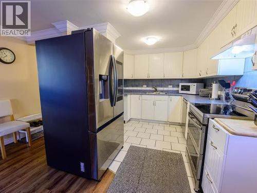 8-986 Range Road, Whitehorse, YT - Indoor Photo Showing Kitchen With Double Sink