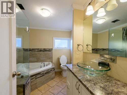 8-986 Range Road, Whitehorse, YT - Indoor Photo Showing Bathroom