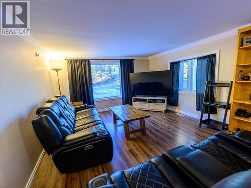 8-986 Range Road, Whitehorse, YT - Indoor Photo Showing Living Room