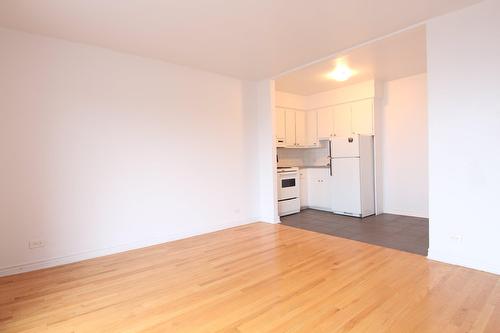 Living room - 606-3425 Av. Papineau, Montréal (Ville-Marie), QC - Indoor Photo Showing Kitchen