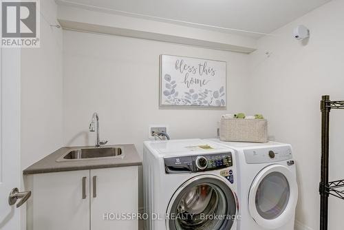 136 Carriage Shop Bend, East Gwillimbury, ON - Indoor Photo Showing Laundry Room