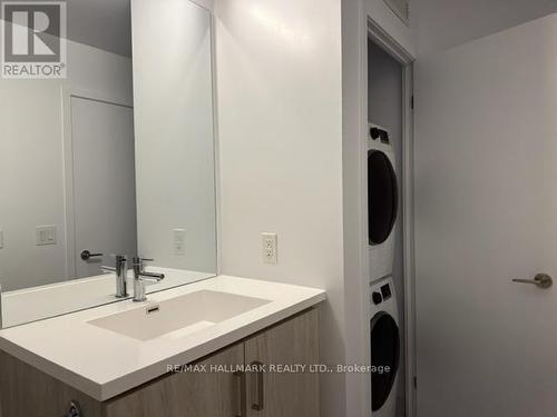 822 - 38 Honeycrisp Crescent, Vaughan, ON - Indoor Photo Showing Laundry Room
