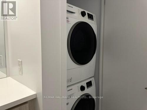 822 - 38 Honeycrisp Crescent, Vaughan, ON - Indoor Photo Showing Laundry Room