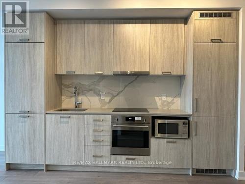 822 - 38 Honeycrisp Crescent, Vaughan, ON - Indoor Photo Showing Kitchen