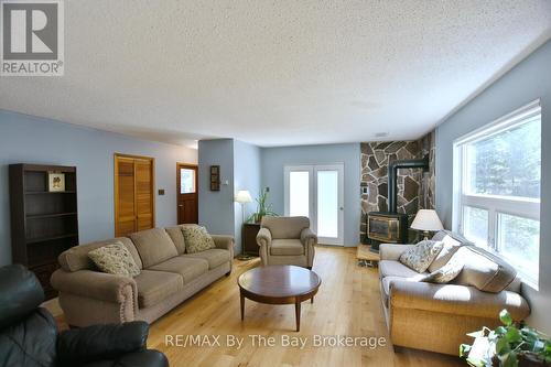 15 Sylvan Avenue, Wasaga Beach, ON - Indoor Photo Showing Living Room