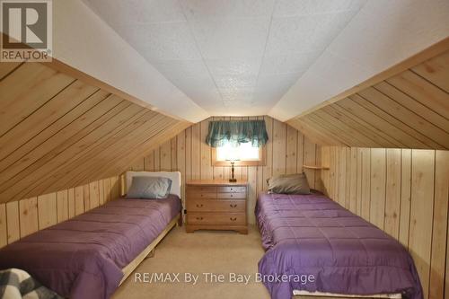 15 Sylvan Avenue, Wasaga Beach, ON - Indoor Photo Showing Bedroom