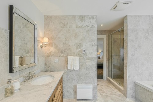 Salle de bains attenante à la CCP - 135 Ch. Fournel, Sainte-Anne-Des-Lacs, QC - Indoor Photo Showing Bathroom