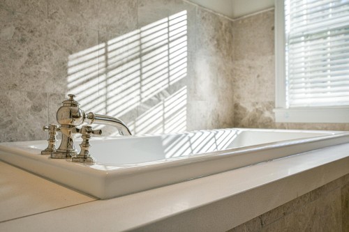 Salle de bains attenante à la CCP - 135 Ch. Fournel, Sainte-Anne-Des-Lacs, QC - Indoor Photo Showing Bathroom