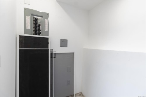 4882 Lochside Dr, Saanich, BC 