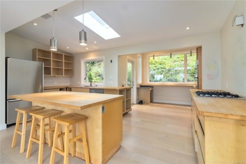 4882 Lochside Dr, Saanich, BC 