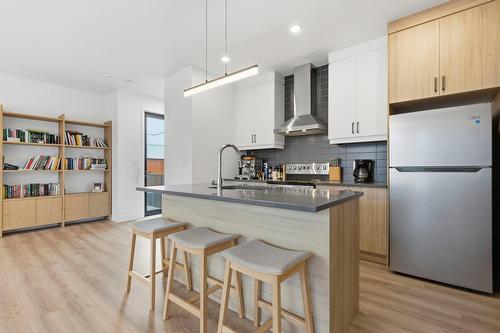 Kitchen - 302-2410 Rue St-Charles, Montréal (Le Sud-Ouest), QC - Indoor Photo Showing Kitchen