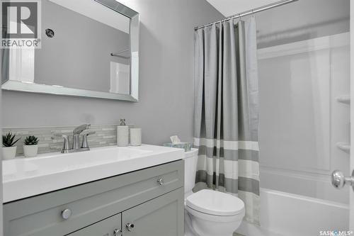 5513 4Th Avenue, Regina, SK - Indoor Photo Showing Bathroom
